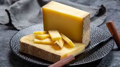 No todas las cortezas de queso se pueden comer; descubre cuáles sí y cuáles no