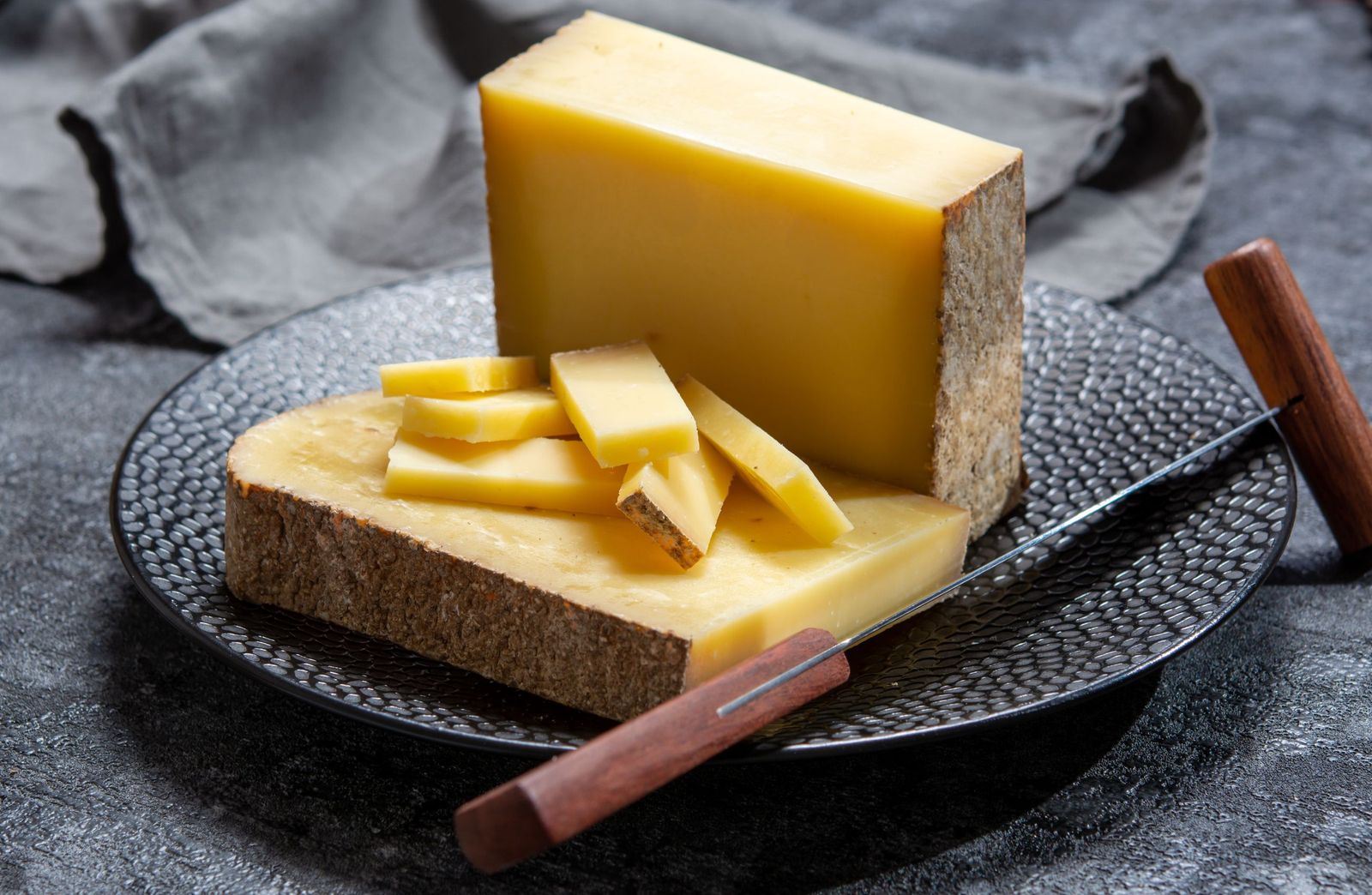 No todas las cortezas de queso se pueden comer; descubre cuáles sí y cuáles no