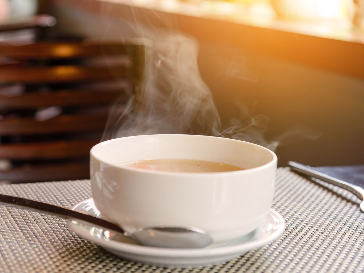 El vapor de la comida caliente prepara al cuerpo para la digestión y refuerza la sensación de plenitud.