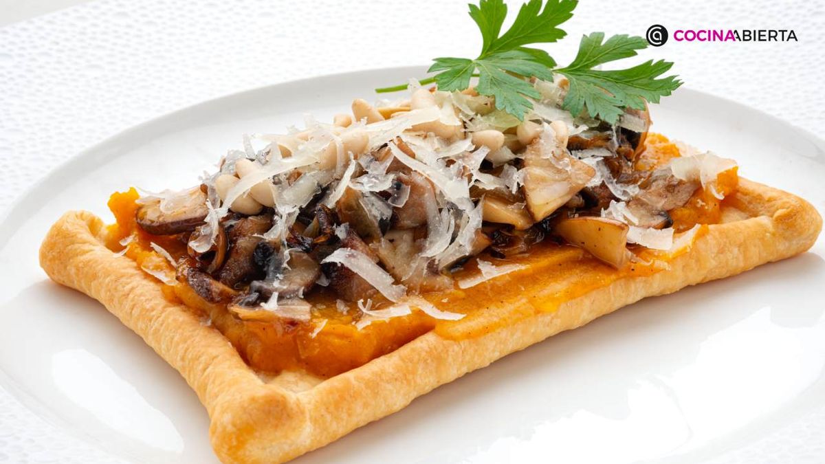 Hojaldre de calabaza, setas, panceta y queso, una receta que va a encantar a todos tus invitados este otoño