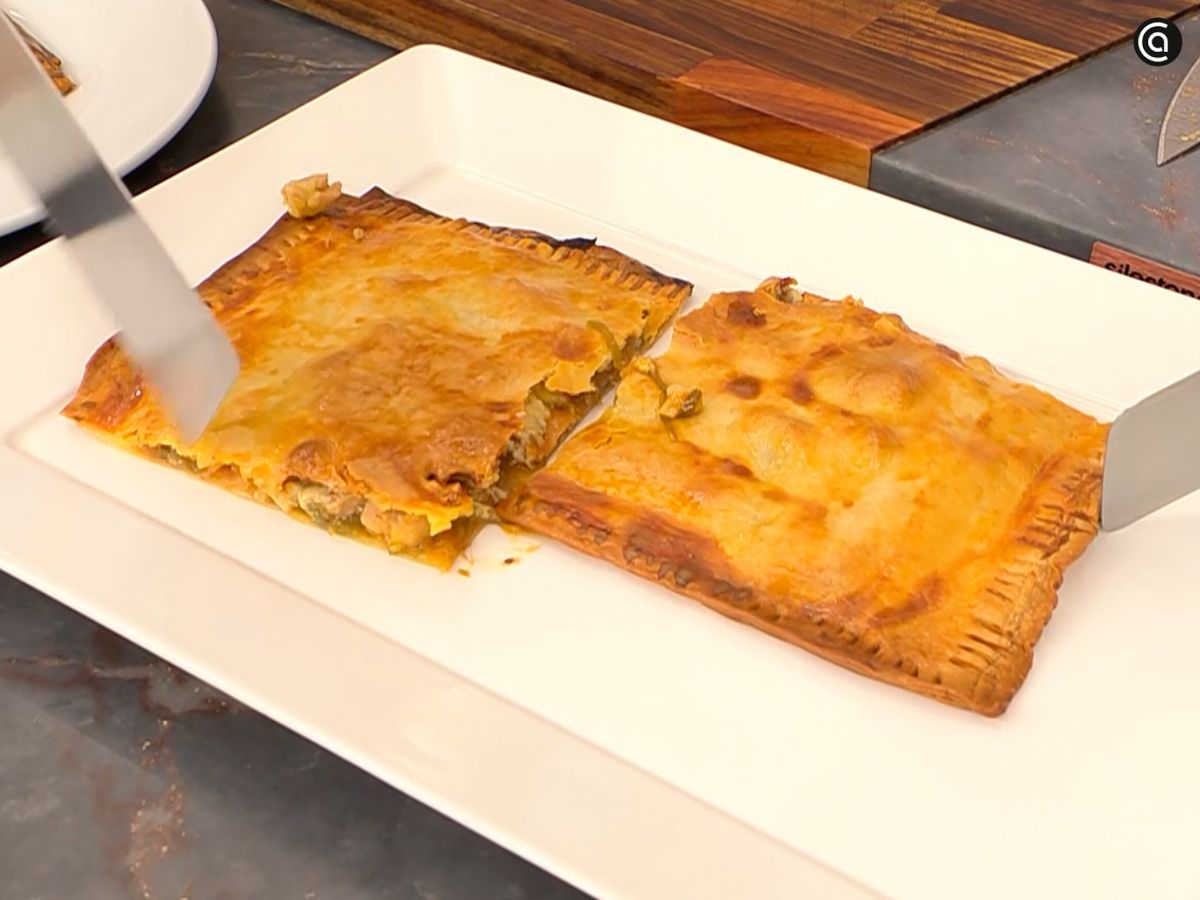 Corta y sirve la empanada de pollo y queso azul