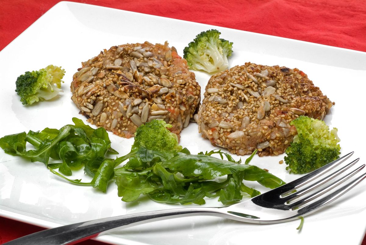 HAMBURGESAS VEGETALES CON ENSALADA DE RUCULA Y BROCOLI