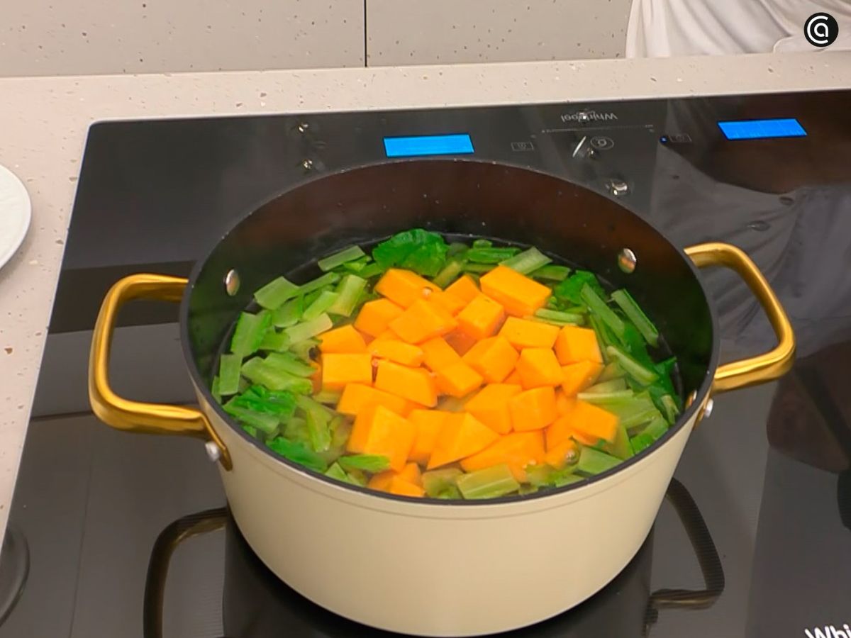 Cocina juntas la borraja y la calabaza en agua