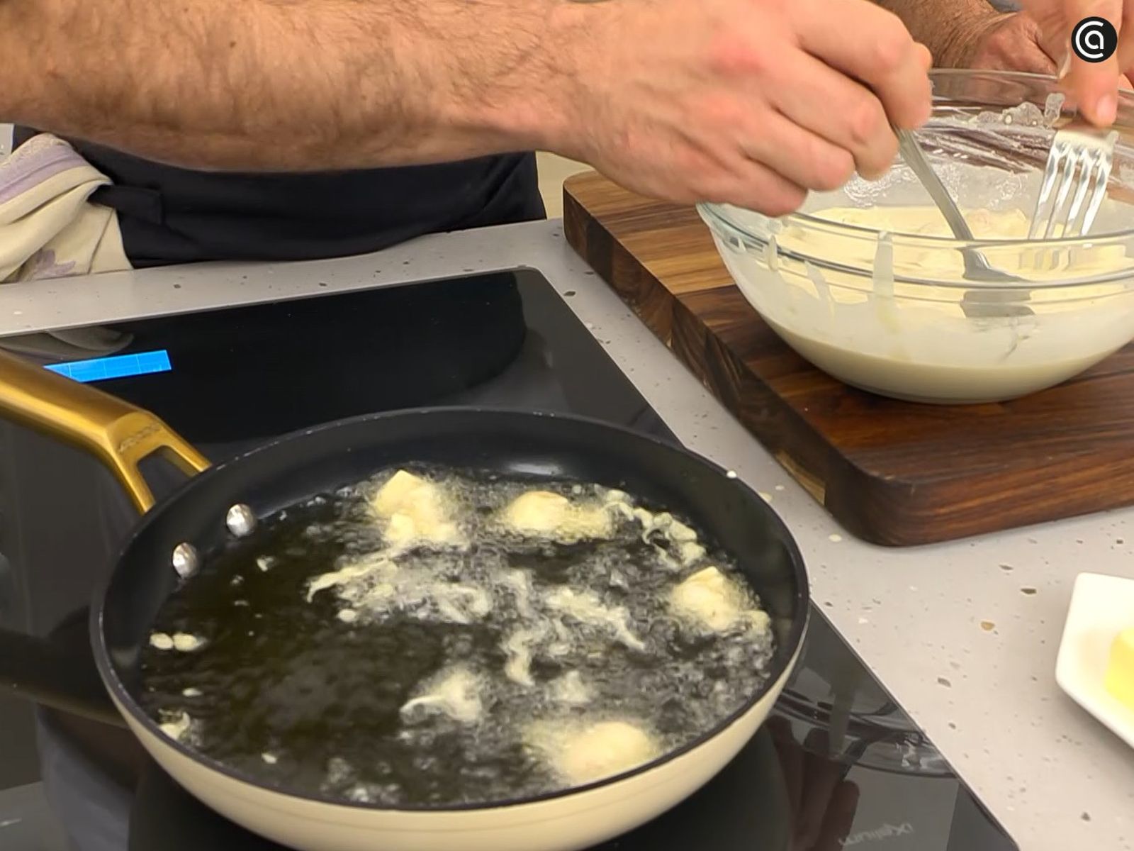 Corta las setas, rebózalas en la tempura y fríelas en aceite caliente