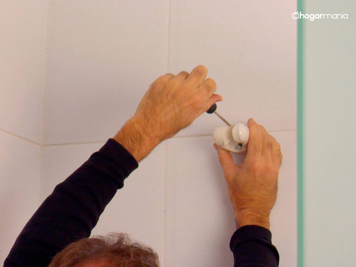 Suelta los tornillos que amarran la abrazadera