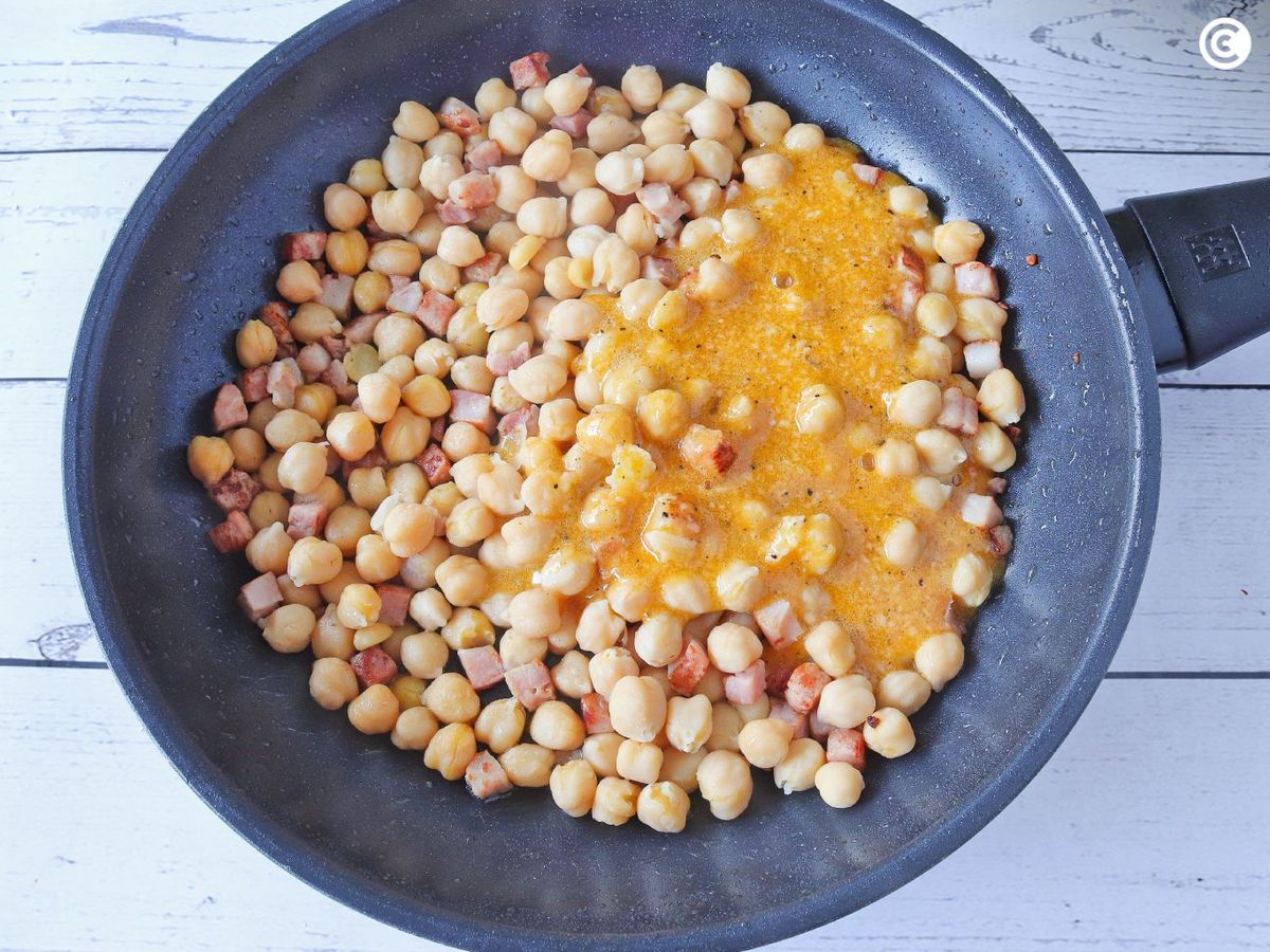 Añadir la carbonara a los garbanzos