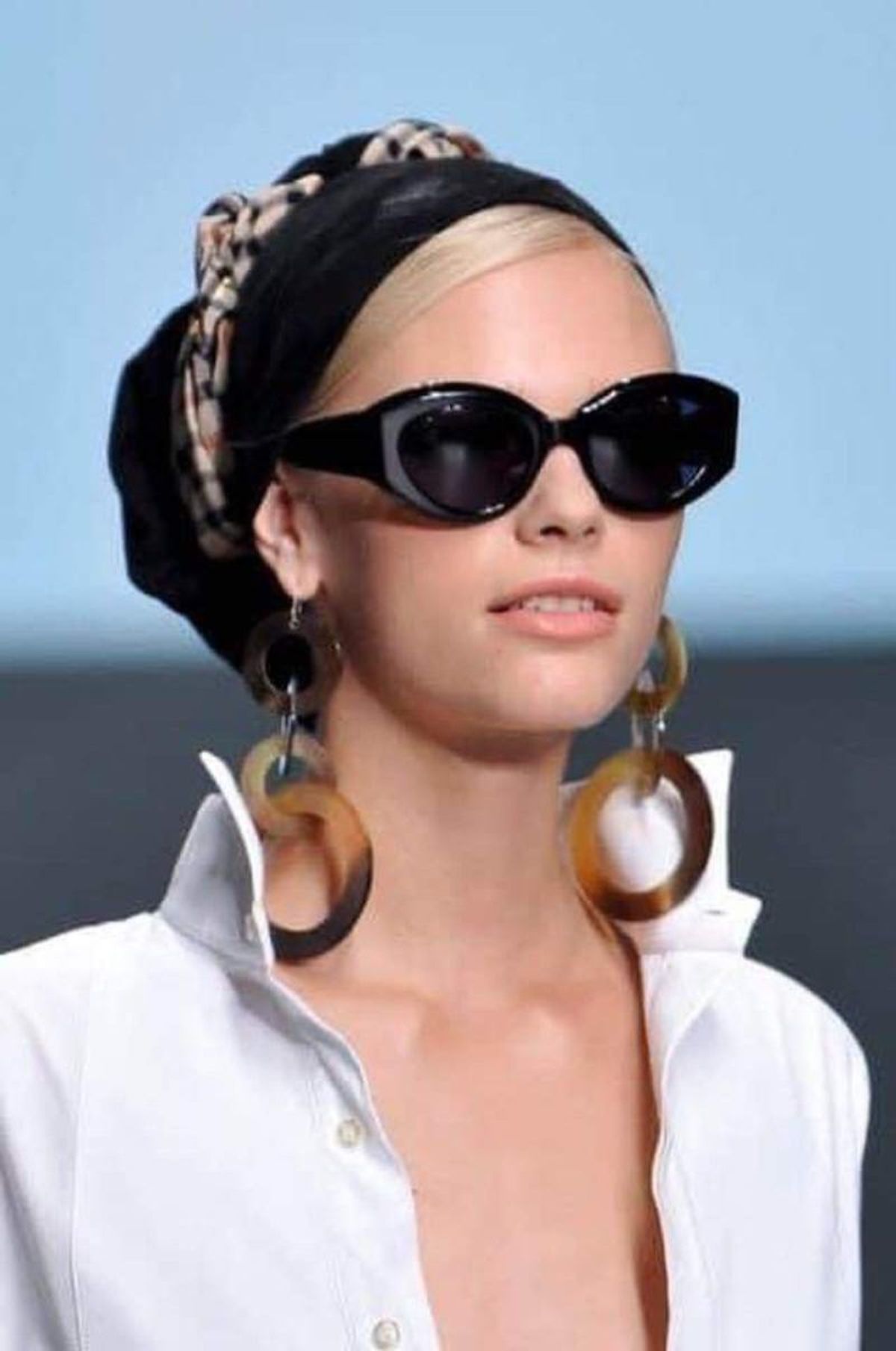 Estilo elegante con pañuelo en la cabeza