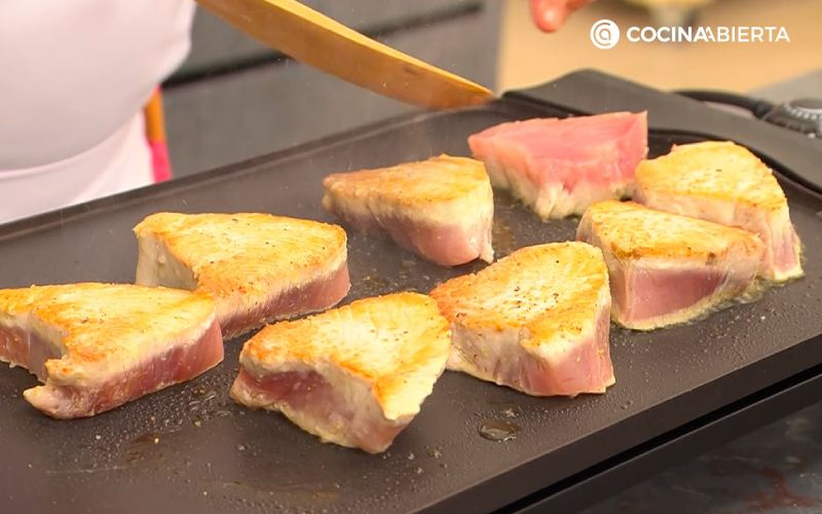 Pon los filetes de bonito sobre una plancha Pon los filetes de bonito sobre una plancha
