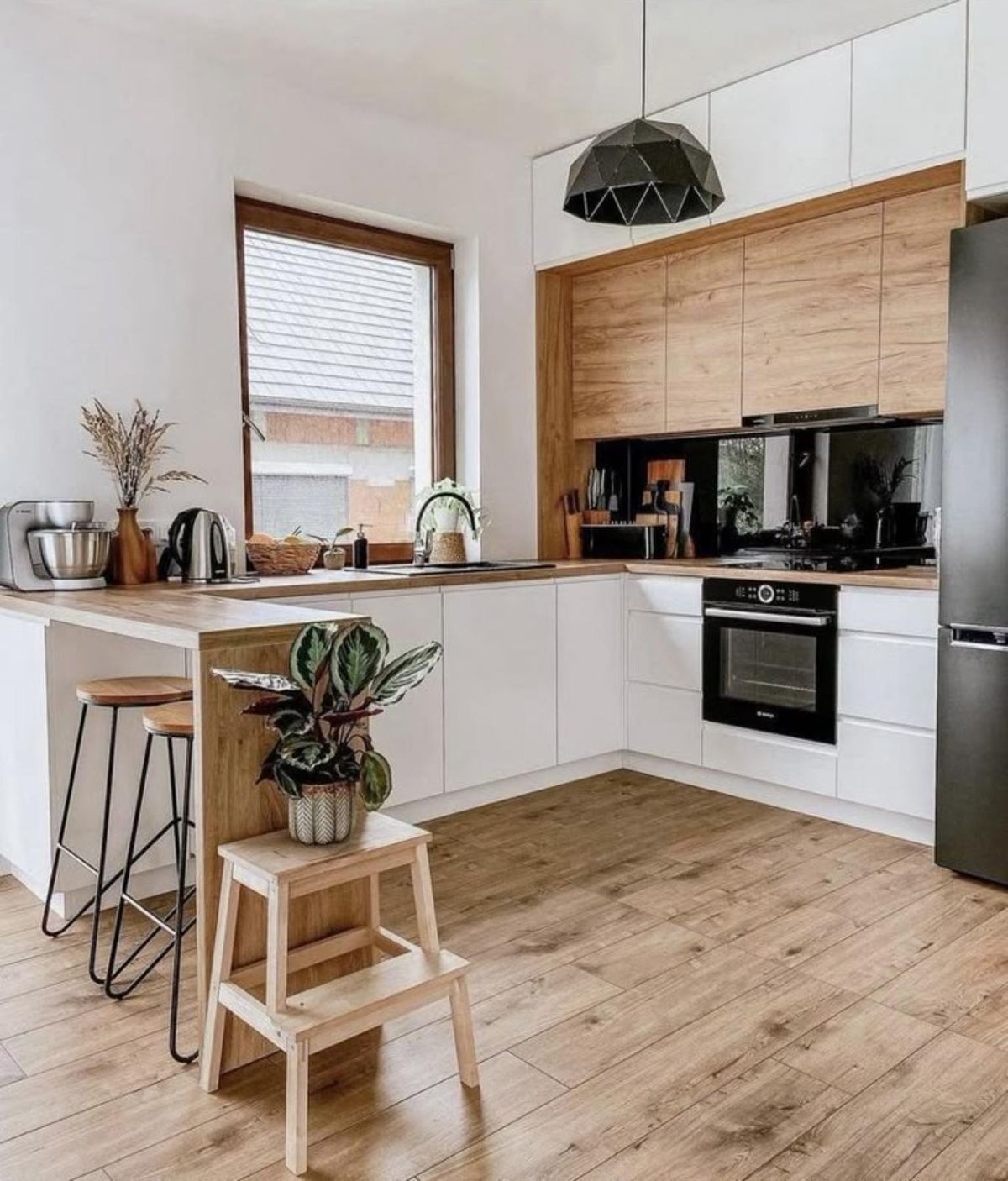 Cocina industrial con suelo vinílico que imita a madera.