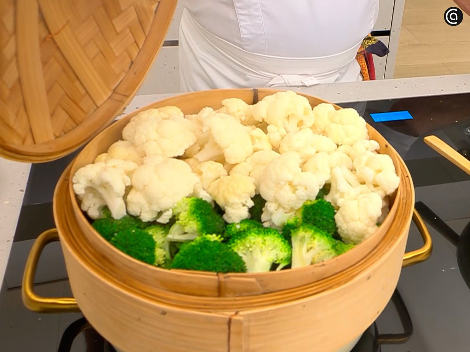 Cocina al vapor el brócoli y la coliflor hasta que queden al dente