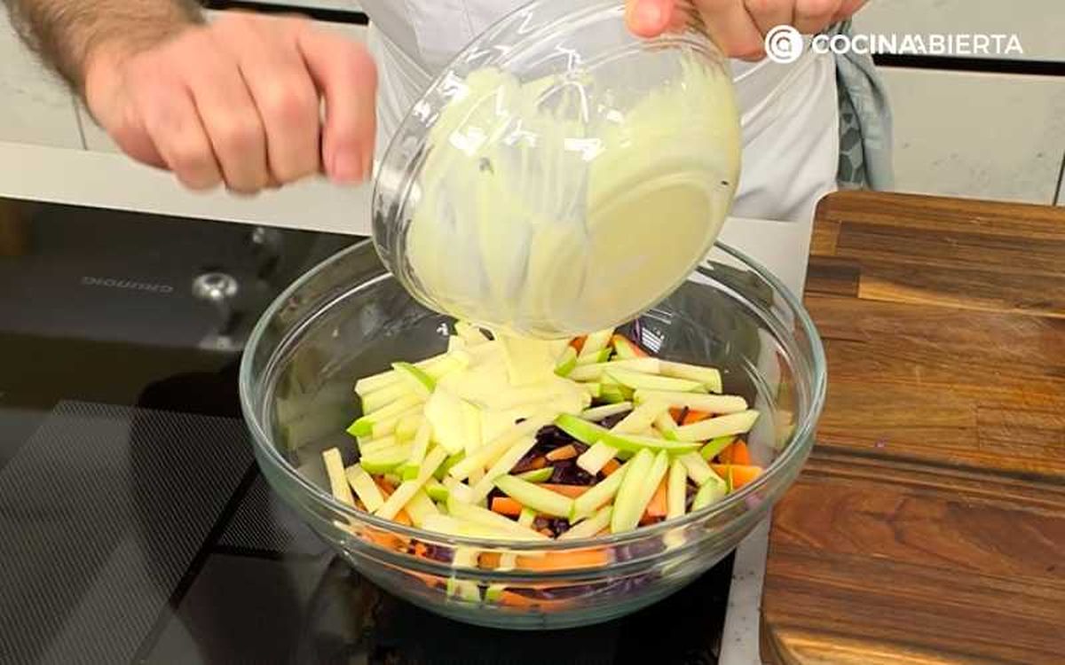 Prepara y aliña la ensalada