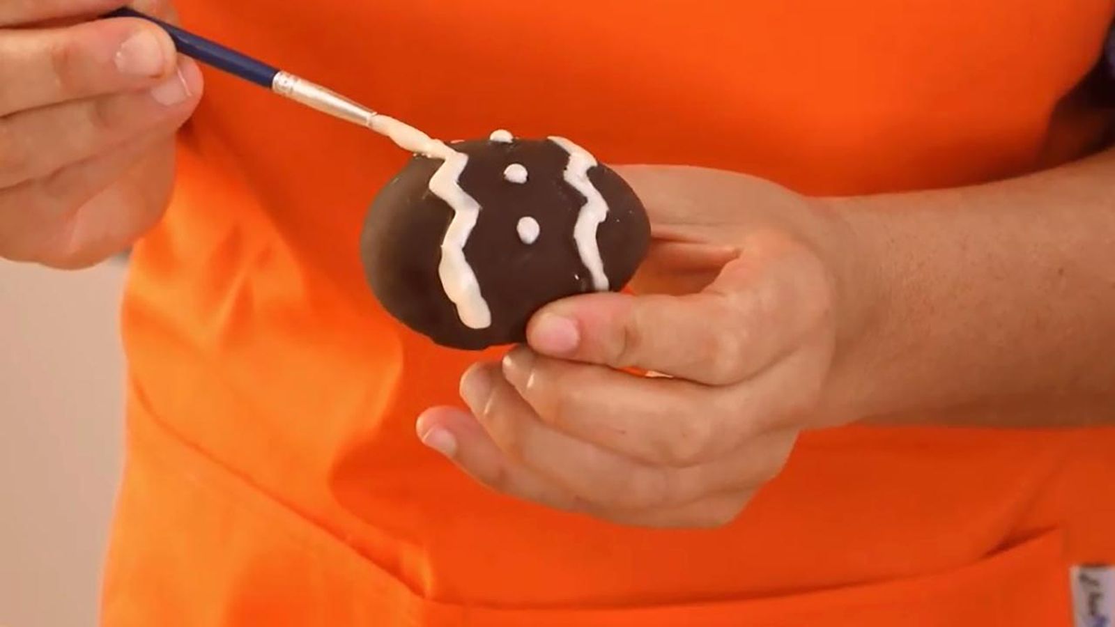 Pinta los huevos con el chocolate blanco sobrante Receta de huevos de pascua de chocolate paso 5