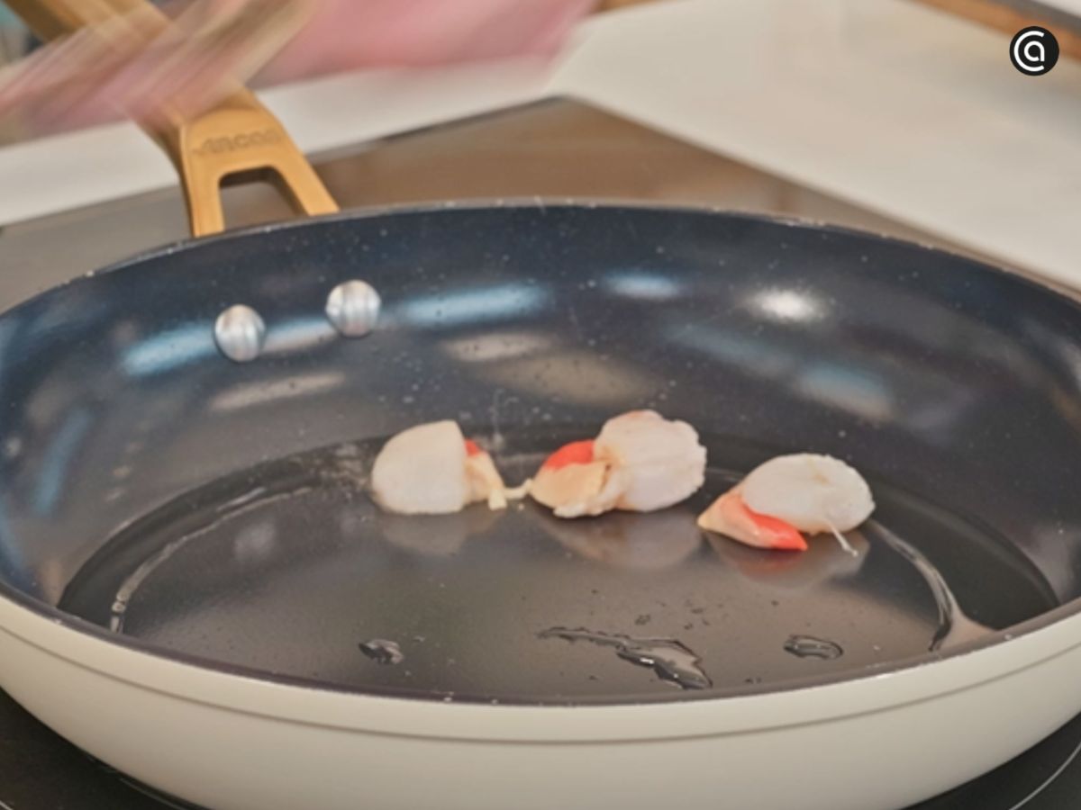 Cocina las zamburiñas unos segundos en la sartén caliente con aceite.