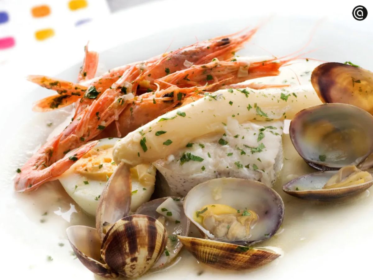 Pescado tierno y jugoso en una salsa clásica que no pasa de moda.