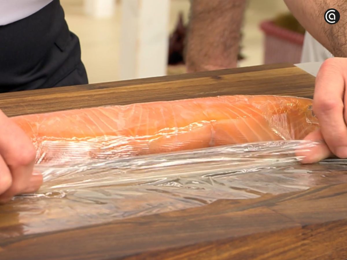 Los rollos se envuelven bien y se dejan reposar en frío para que mantengan la forma.