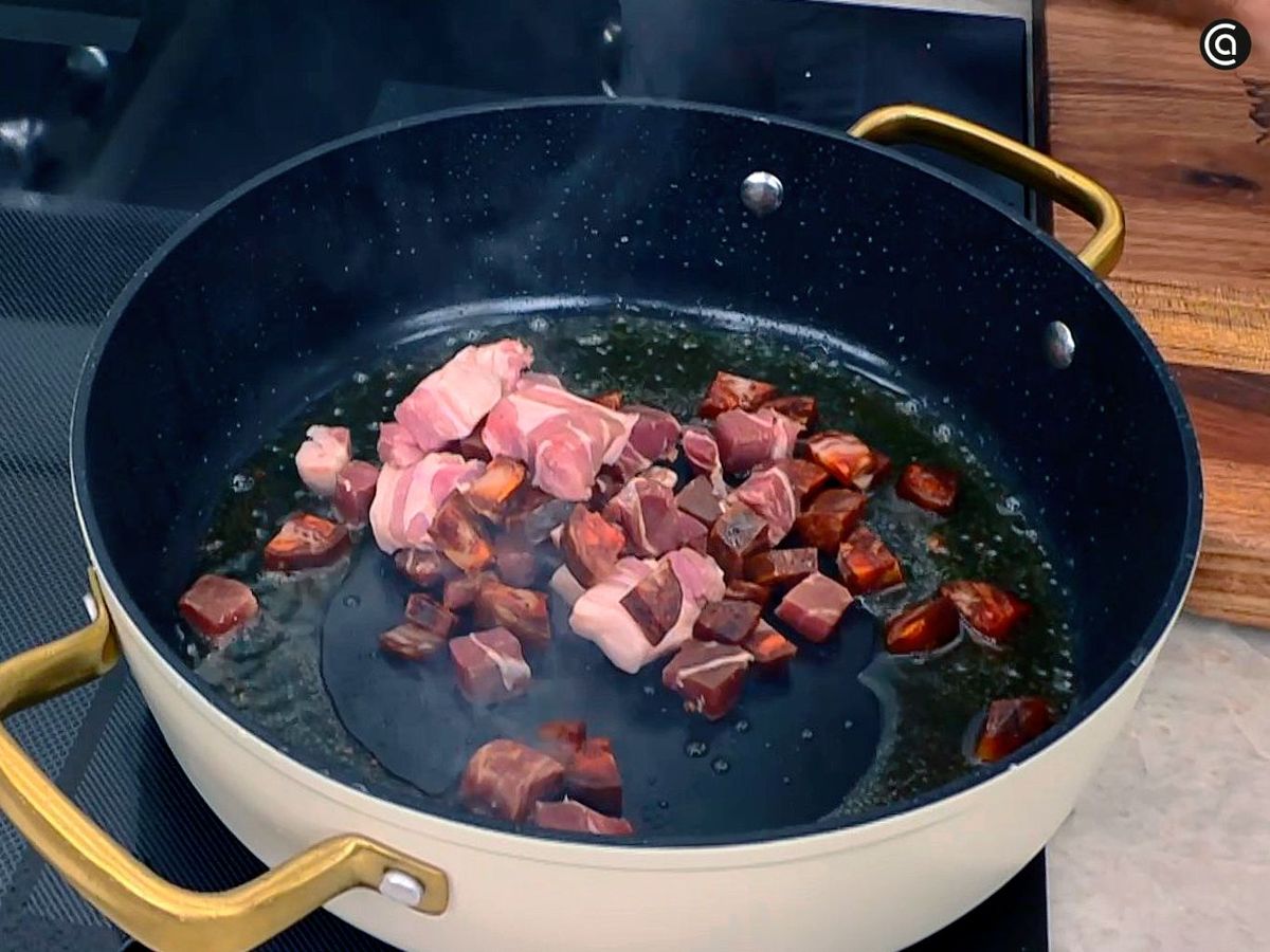 Freír la panceta y el chorizo para el arroz de otoño