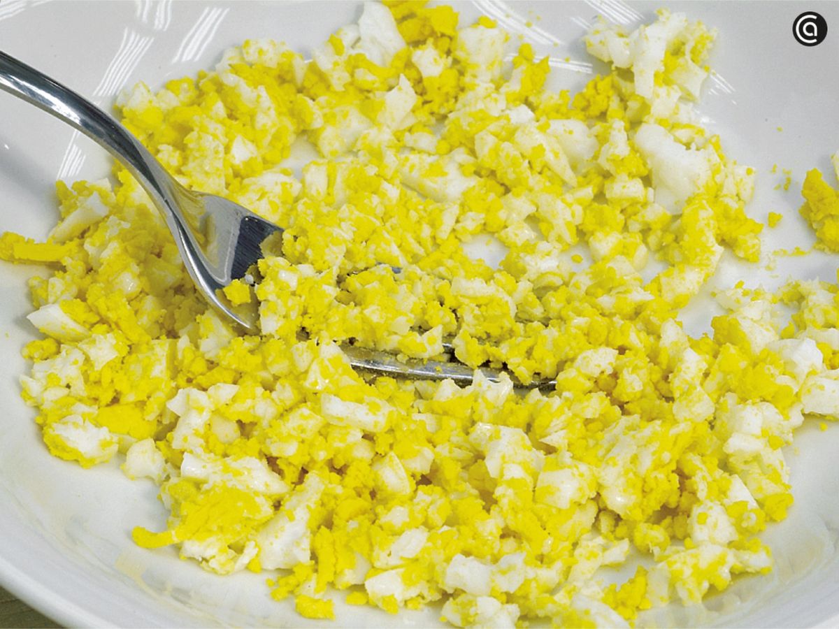 Aplasta el huevo cocido con el tenedor