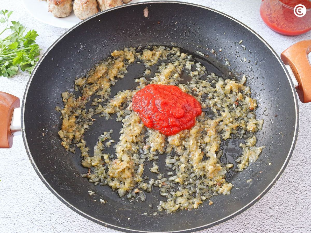 Sofrito para la salsa de la abuela que acompañará a las albóndigas