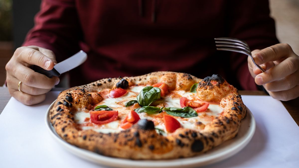 La masa de la pizza napolitana tiene unos bordes esponjosos conocidos como cornicione