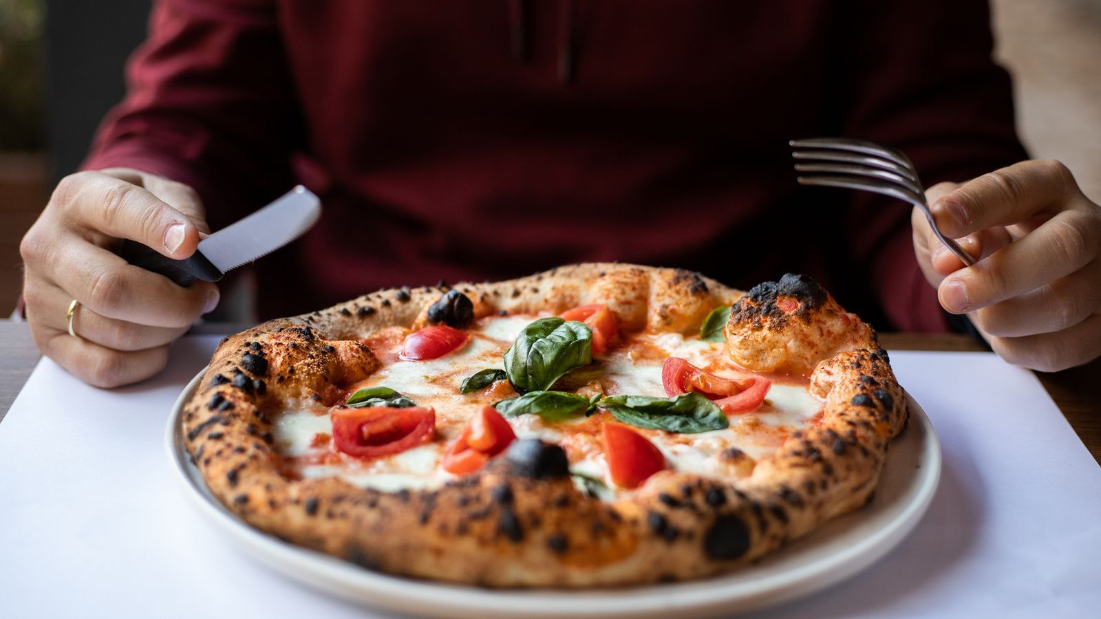 La masa de la pizza napolitana tiene unos bordes esponjosos conocidos como cornicione