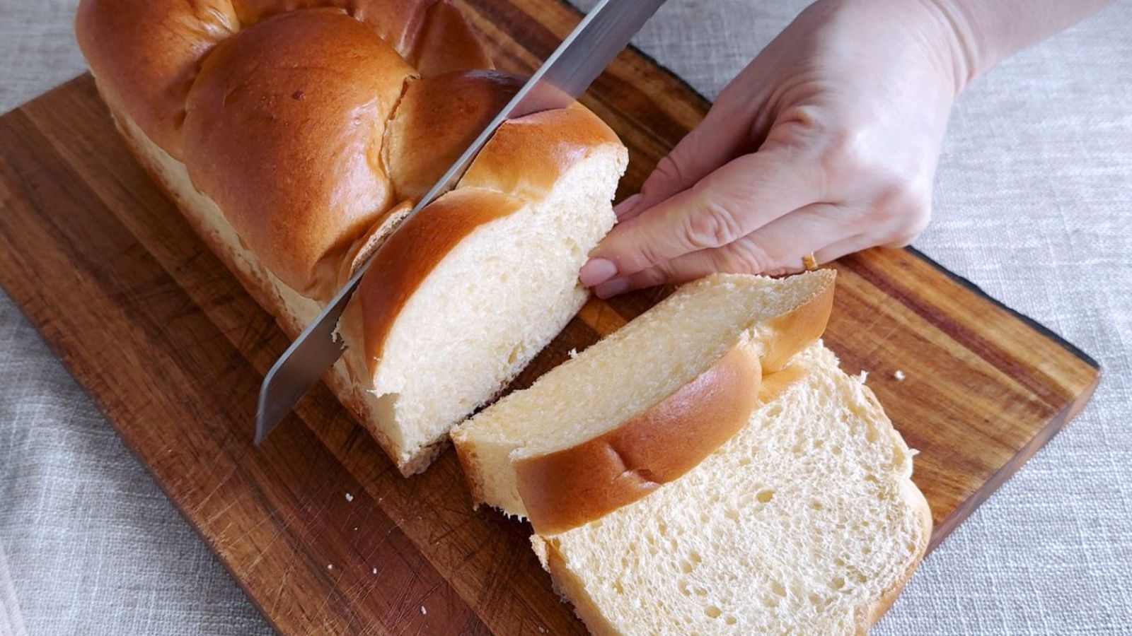 Cortar el pan brioche en rebanadas Cortar el pan brioche en rebanadas