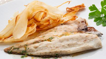 Dorada a la lima con chips de yuca