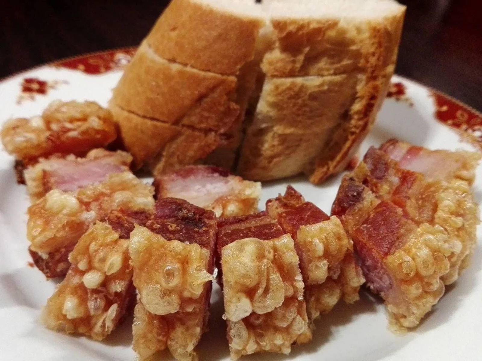 Un torrezno bien hecho no puede falta en un buen almuerzo. Un torrezno bien hecho no puede falta en un buen almuerzo.