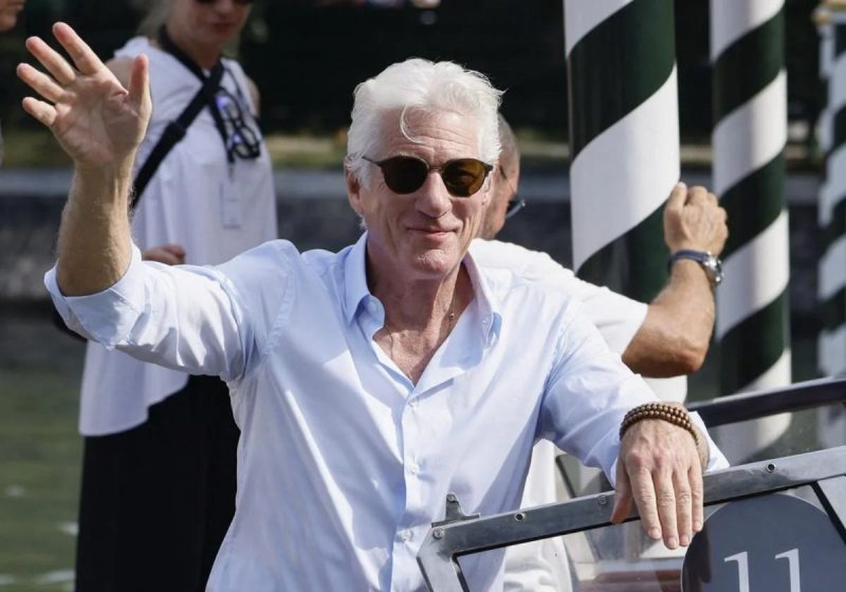 Richard Gere a sus 75 años sigue manteniendo su cabello blanco y brillante