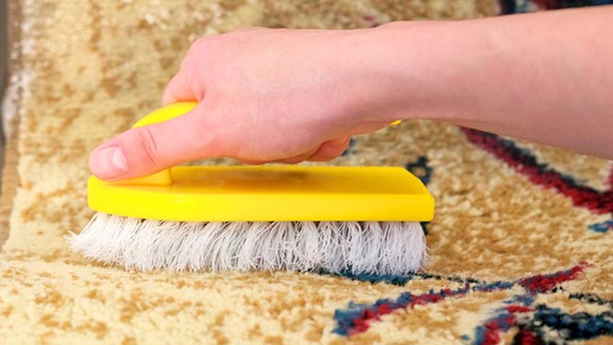 como arreglar borde alfombra paso 1 limpiar cepillo
