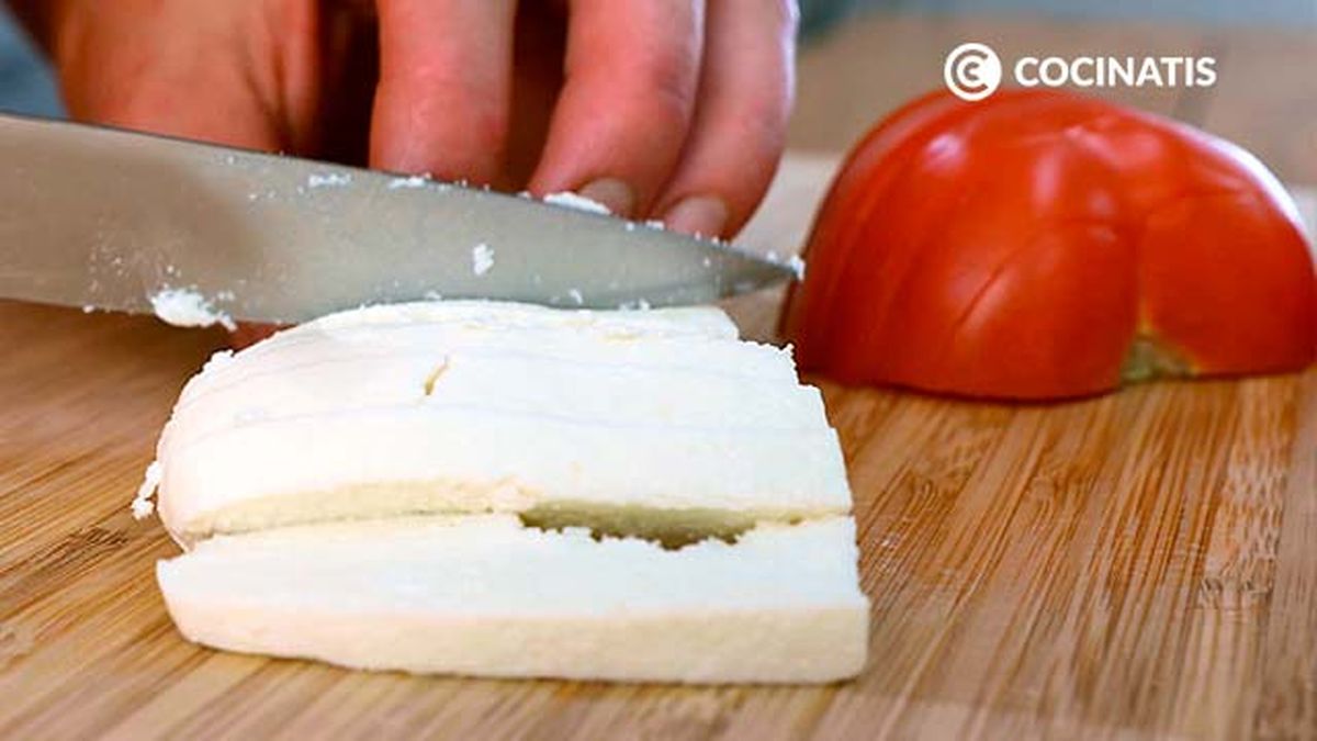 Receta de tostas de tapenade con tomate y queso fresco  paso 1