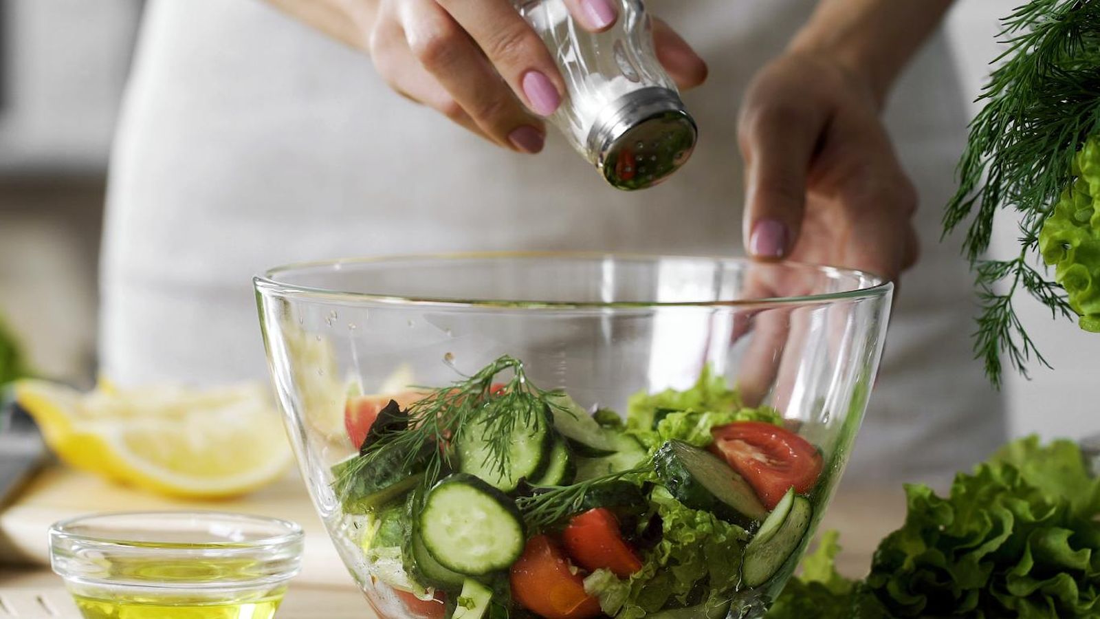 El aceite es la mejor opción para hacer un aderezo para ensaladas