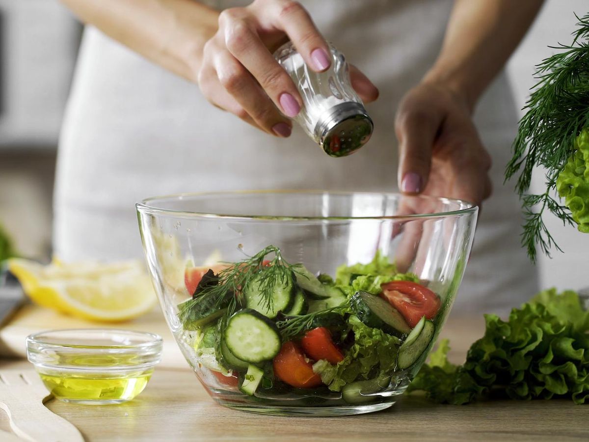 Es mejor echar la sal a la ensalada justo antes de llevarla a la mesa