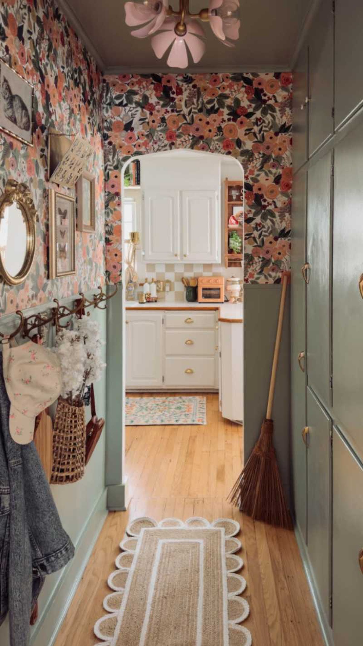 Pasillo de estilo cottage.