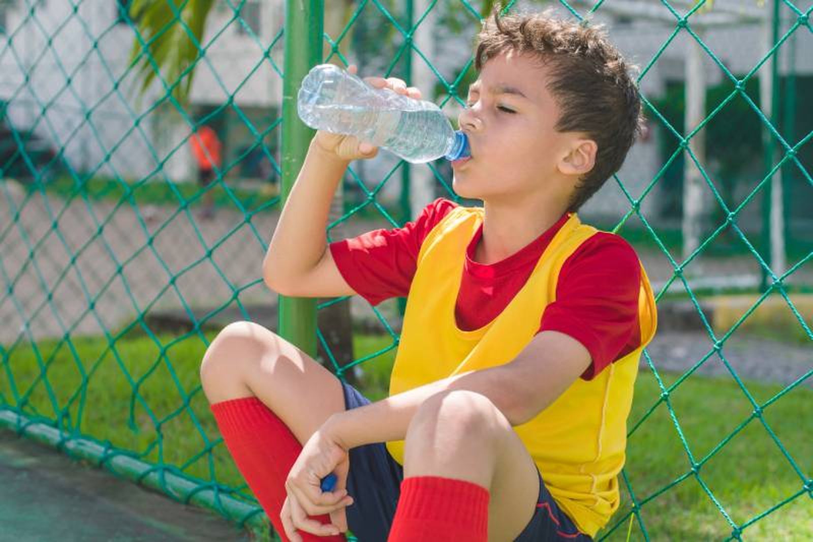 Beber agua es esencial para reponer los líquidos perdidos al practicar deporte Beber agua es esencial para reponer los líquidos perdidos al practicar deporte