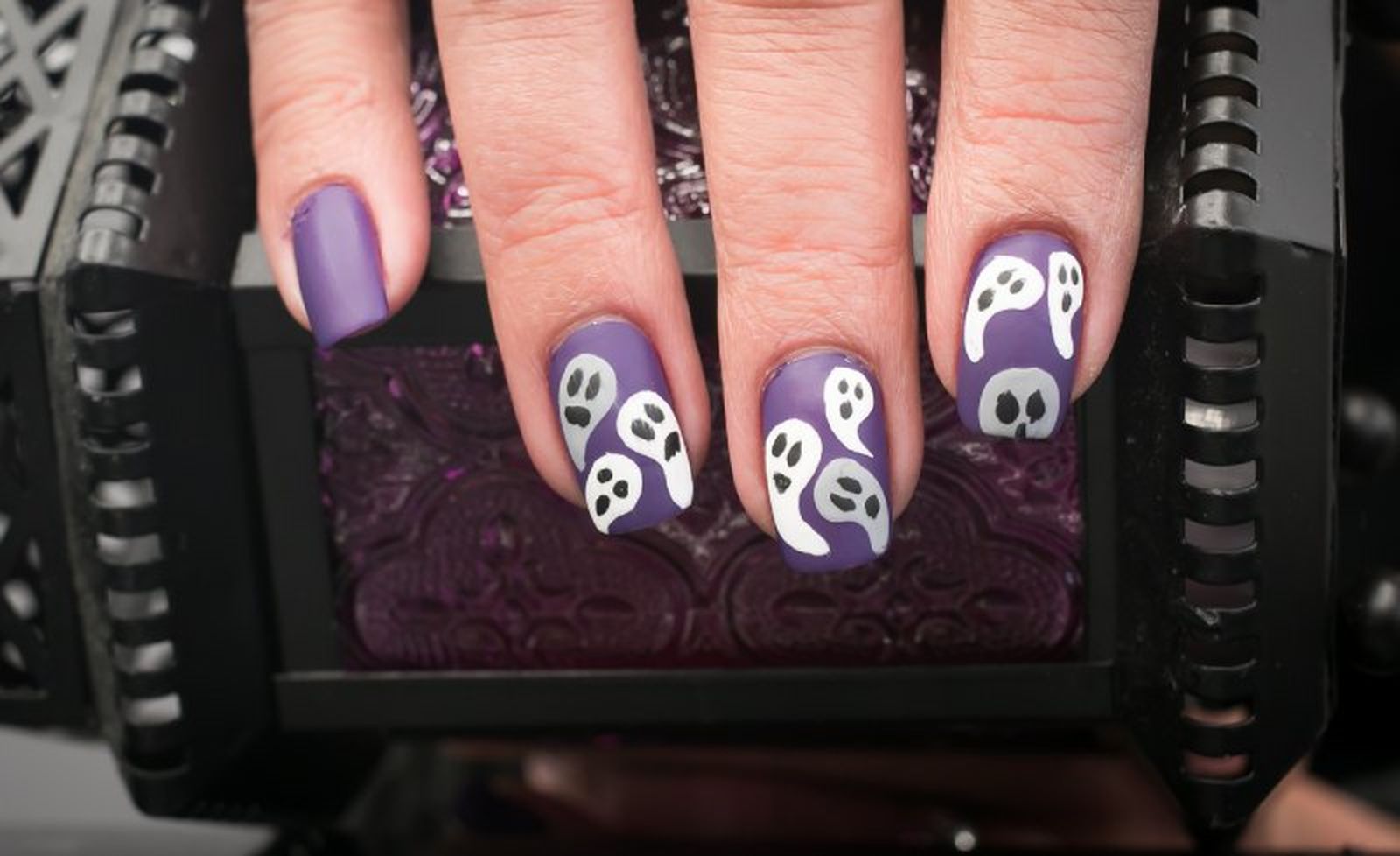 Los fantasmas siempre resultan divertidos en una manicura de Halloween Los fantasmas siempre resultan divertidos en una manicura de Halloween