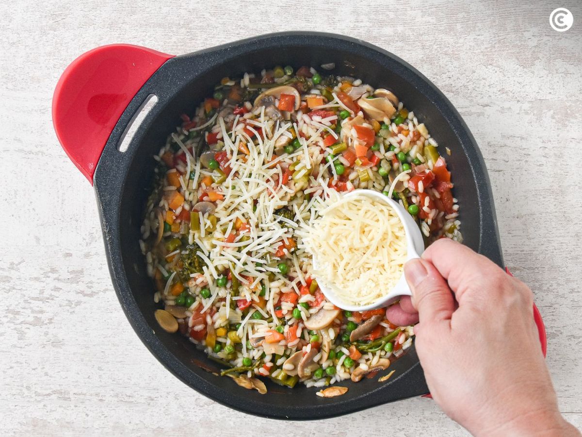 Agregar el queso al risotto de verduras