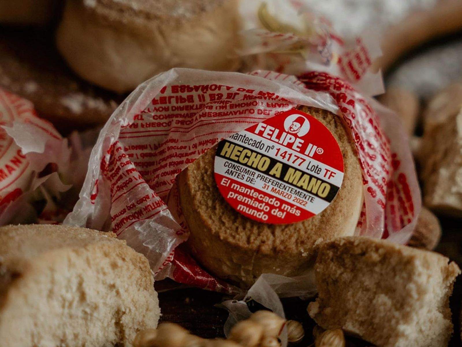 Dentro del envoltorio, junto al papel con el retrato del rey, aparece el número de lote