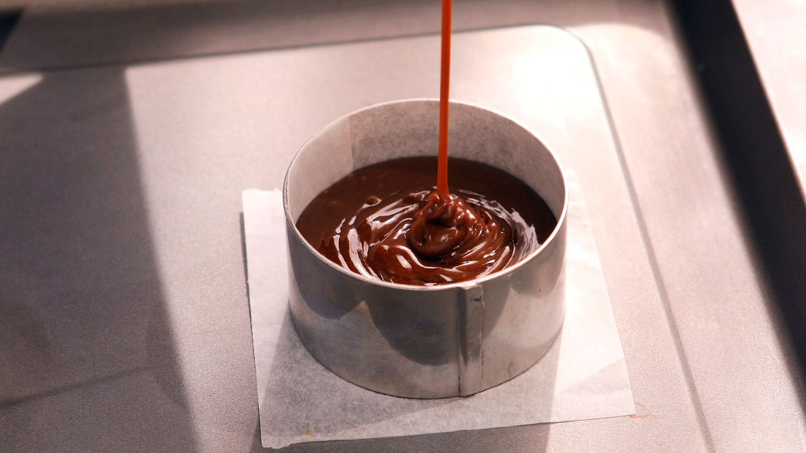 Vierte la mezcla en un molde Coulant de chocolate Paso 4