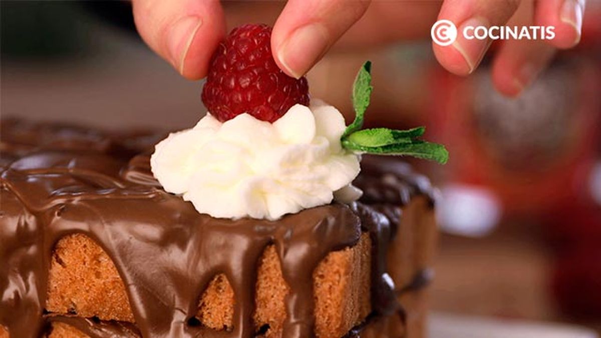 Receta de tarta de bizcocho y crema de chocolate con avellanas  paso 6