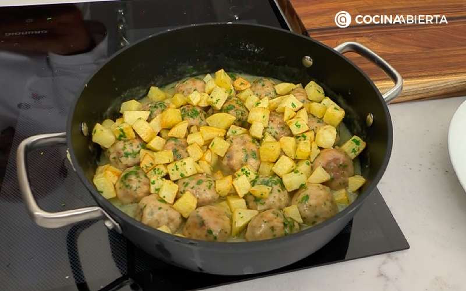 Incorpora las patatas fritas a la tartera con las albóndigas de bonito