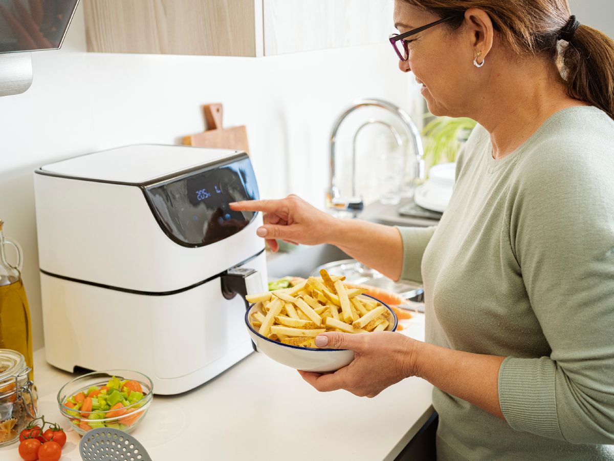 Controlar la temperatura es clave: la OCU recomienda no superar los 175 ºC para las patatas.