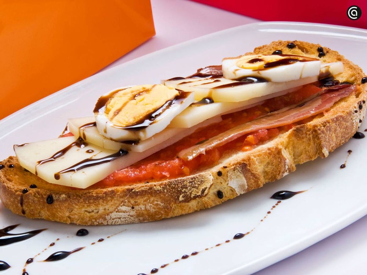 Tapa de queso manchego con tomate, anchoa y reducción de vinagre de Módena