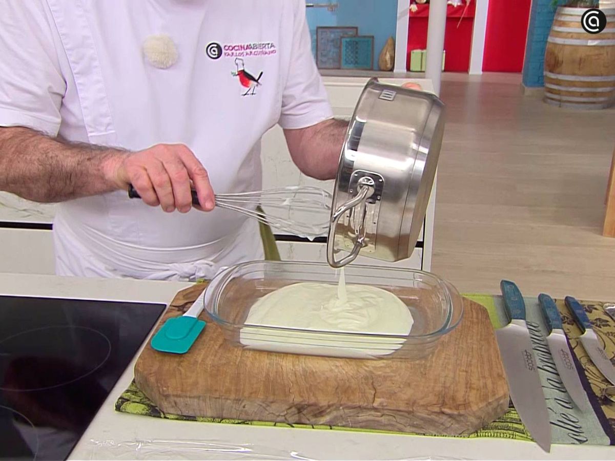 Pasa la crema a una fuente y enfríala