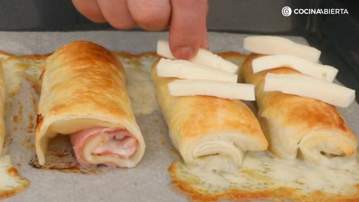 Cubre con tiras de queso y hornea 5 minutos más