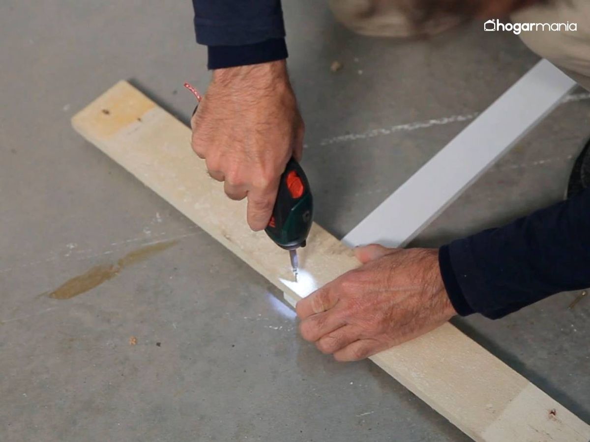 Fija las tablas sobre el listón