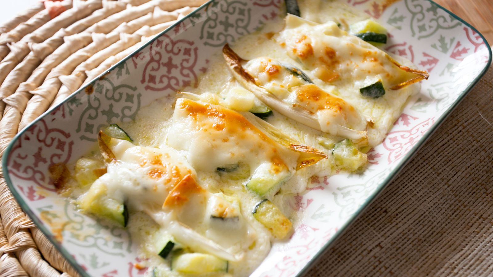 El gratinado es una de las mejores técnicas para cocinar endivias y convencer incluso a los más escépticos.