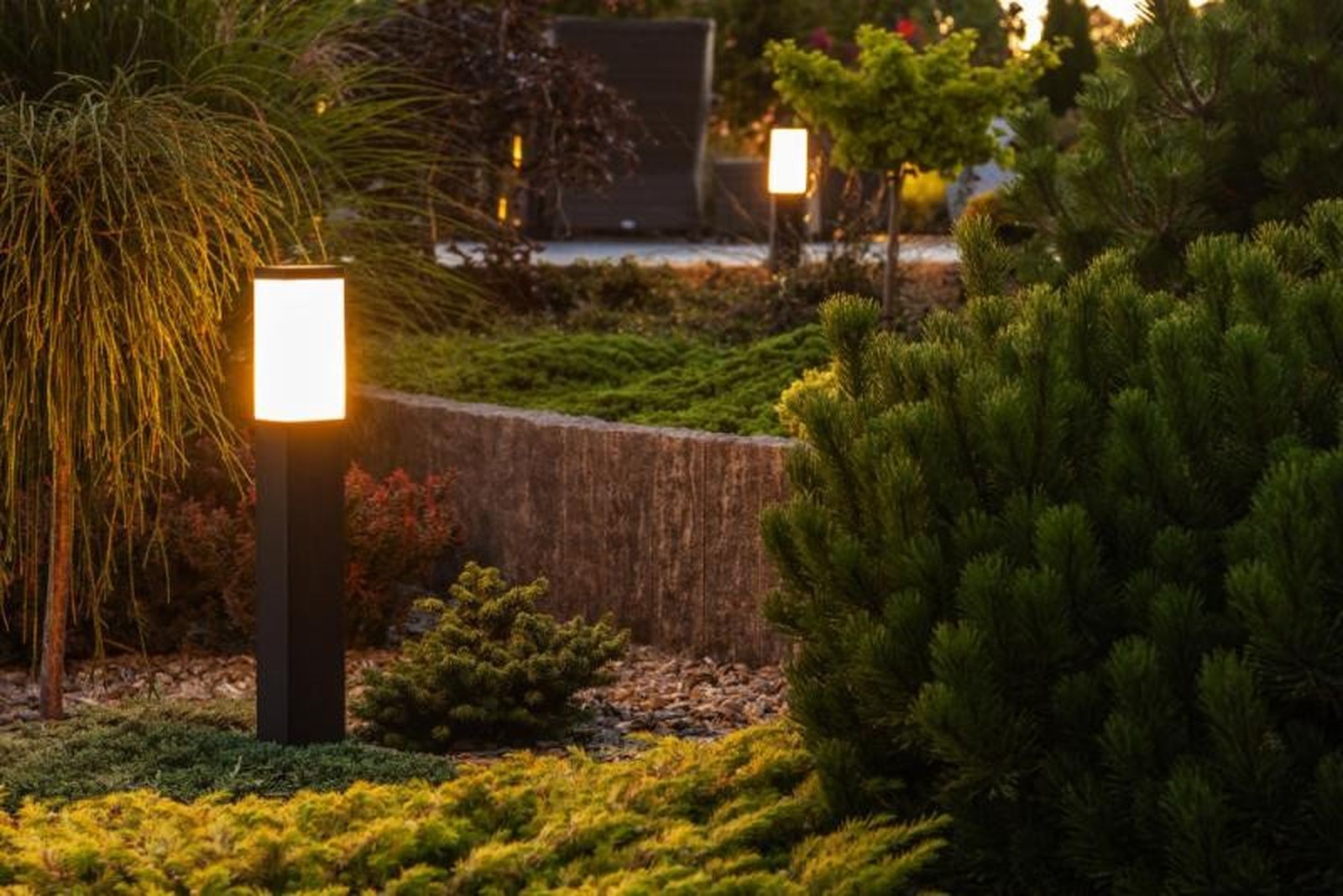 Luces solares exteriores para iluminar el jardín