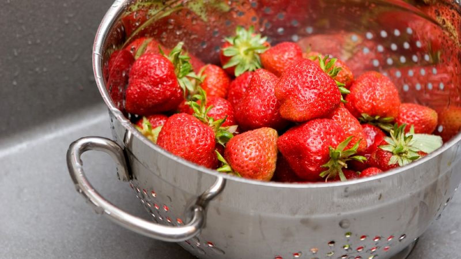 Escurrimos las fresas en un colador Escurrimos las fresas en un colador