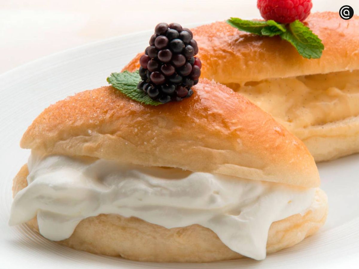 Adorna con menta y frutos rojos