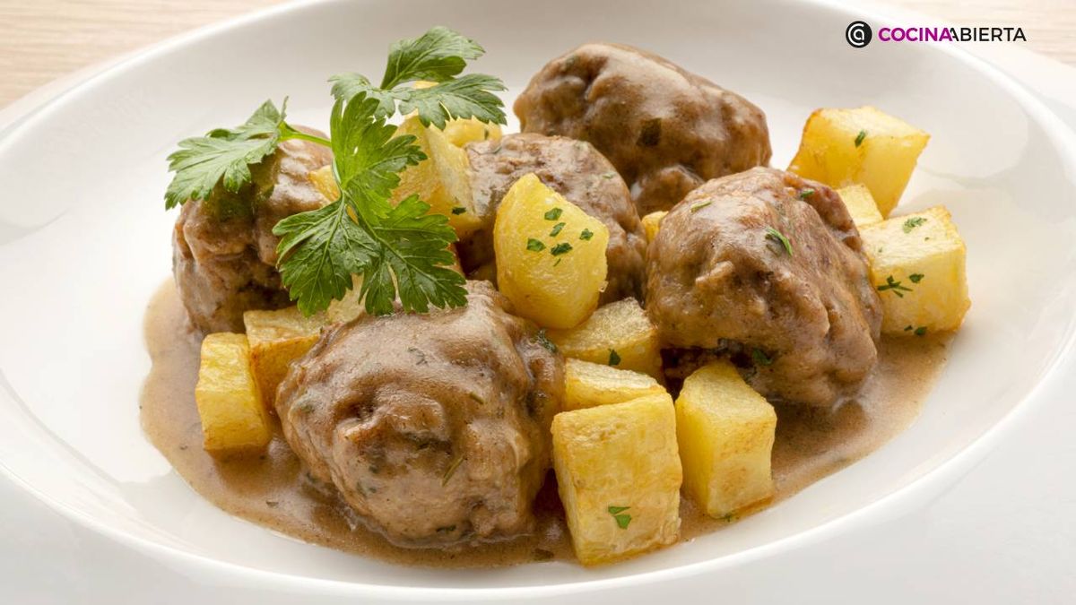 Albóndigas en salsa con patatas, un plato de los de siempre que en el tupper sabe aún mejor